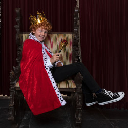 Kráľovský plášť s golierom, červený, detský